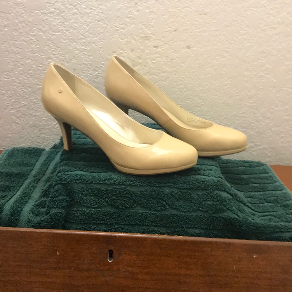 Etienne Aigner patent leather pumps